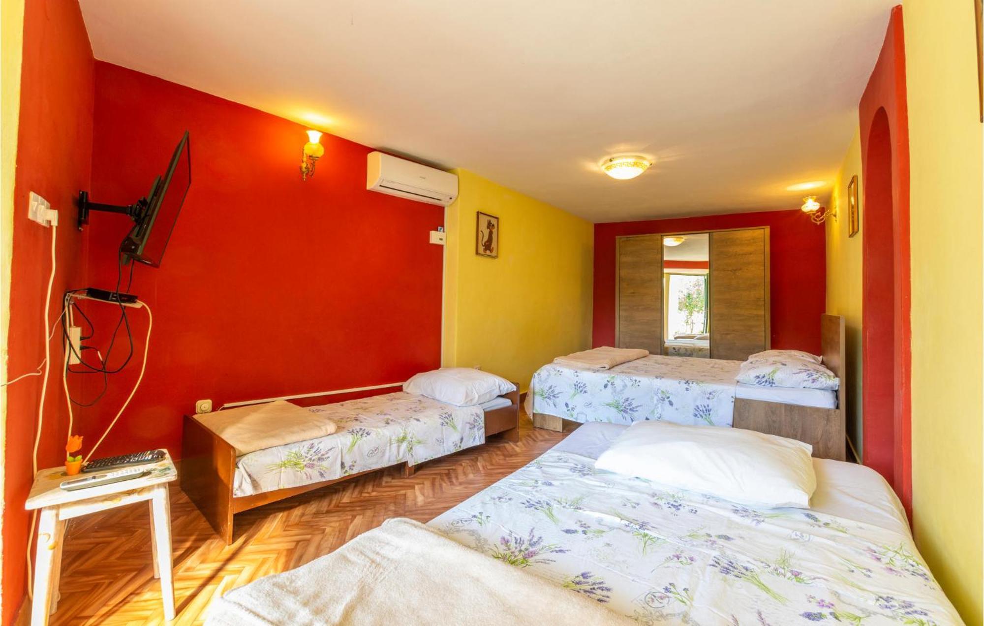 Lovely Apartment In Omis With Kitchen Extérieur photo