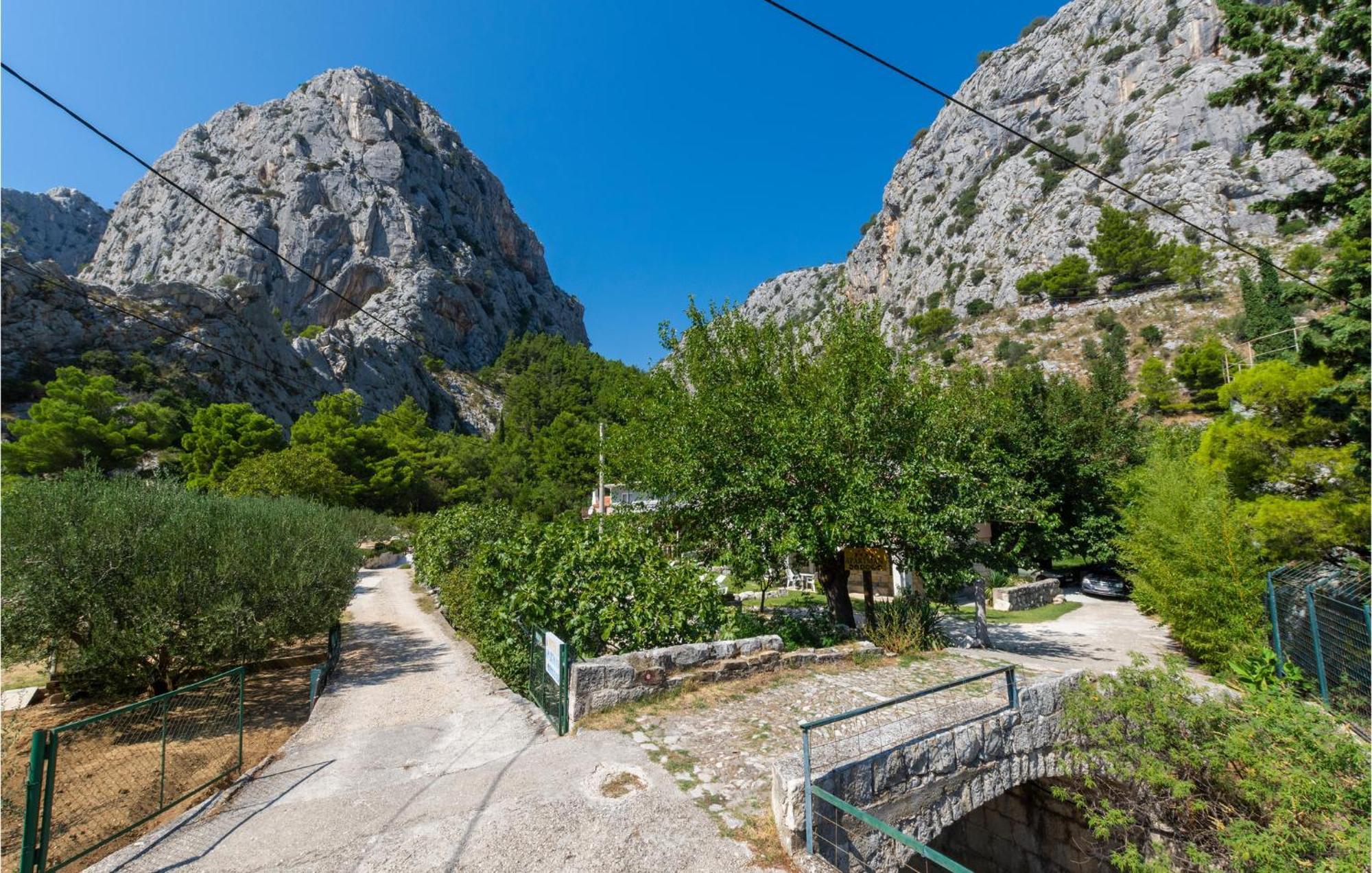 Lovely Apartment In Omis With Kitchen Extérieur photo