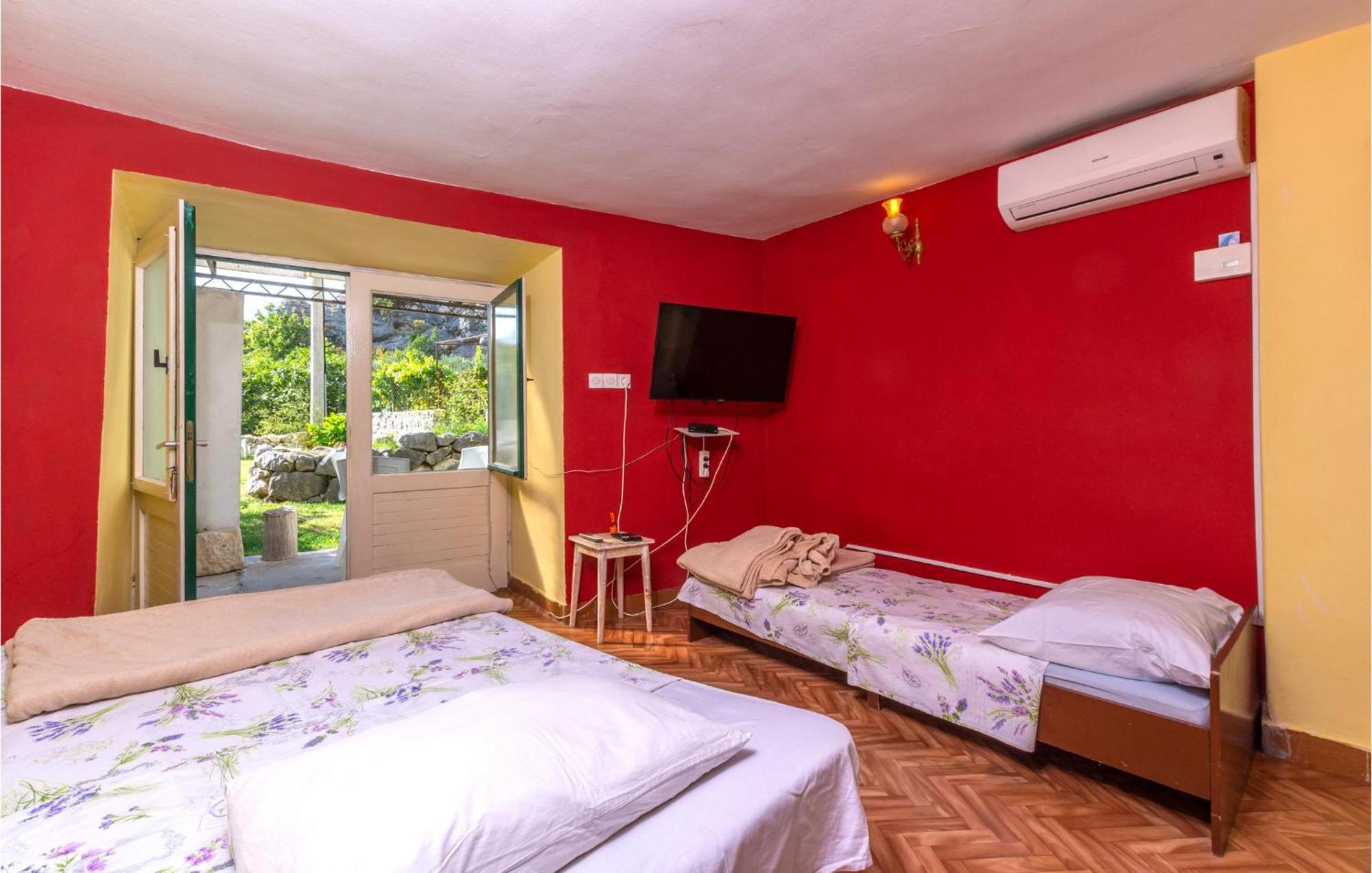 Lovely Apartment In Omis With Kitchen Extérieur photo