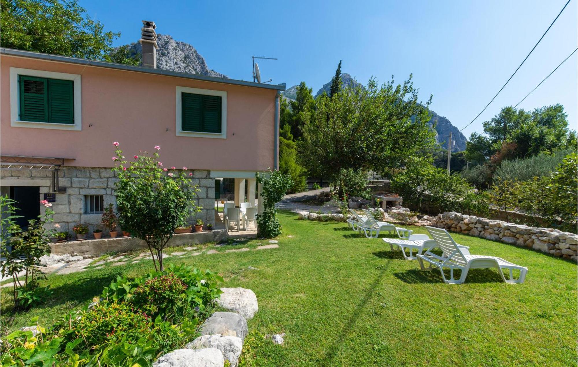 Lovely Apartment In Omis With Kitchen Extérieur photo